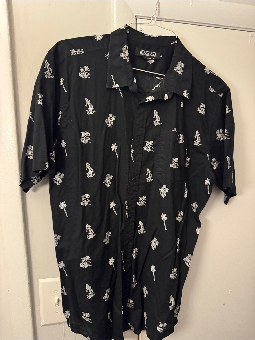 Ezekiel Black Short-Sleeve Button-Down Shirt with White Tropical Print